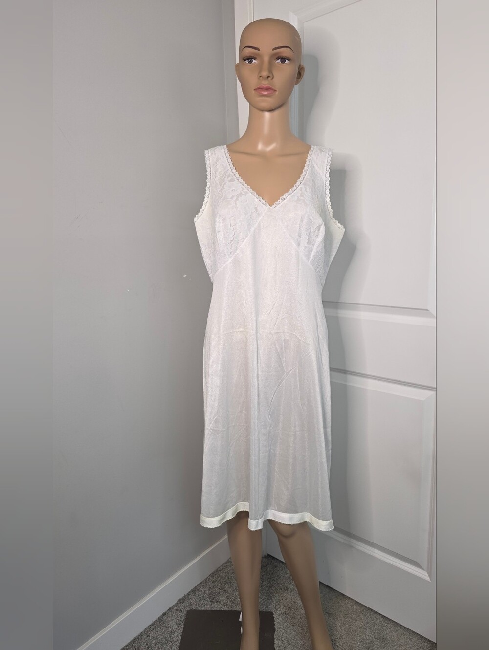 Velrose Vintage Lace-Trim White V-Neck Full Slip Chemise Sz 38 Feminine Lingerie